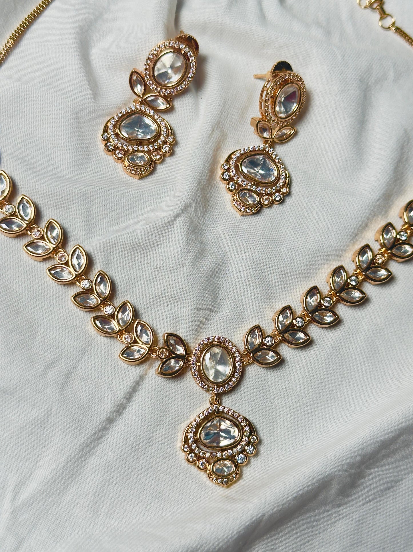 Taarini Kundan Leaf Design Necklace Set